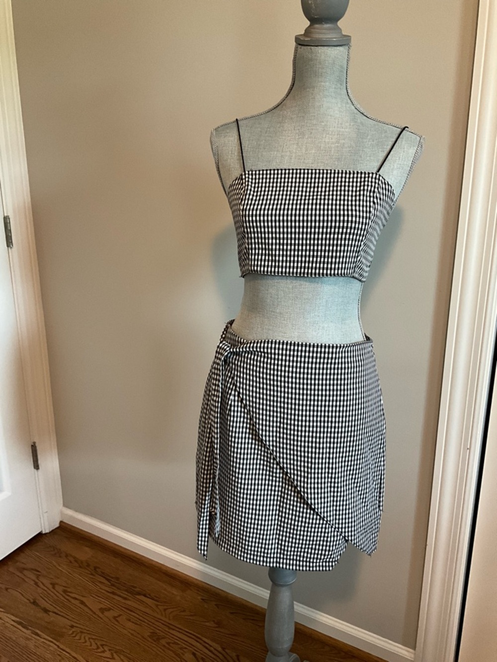 *SET*Showpo Gingham Checkered Black & White two-piece Set Skirt and crop top - Picture 3 of 11